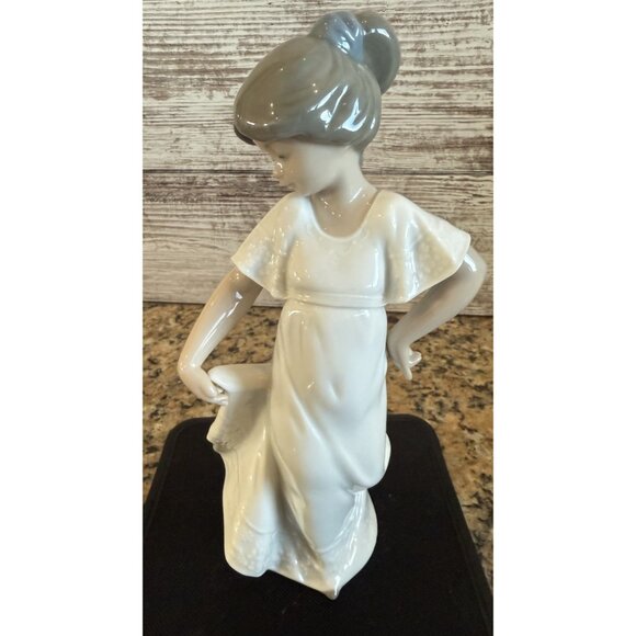 Nao by Lladro "How Pretty" Porcelain Figurine Vintage - Picture 1 of 7